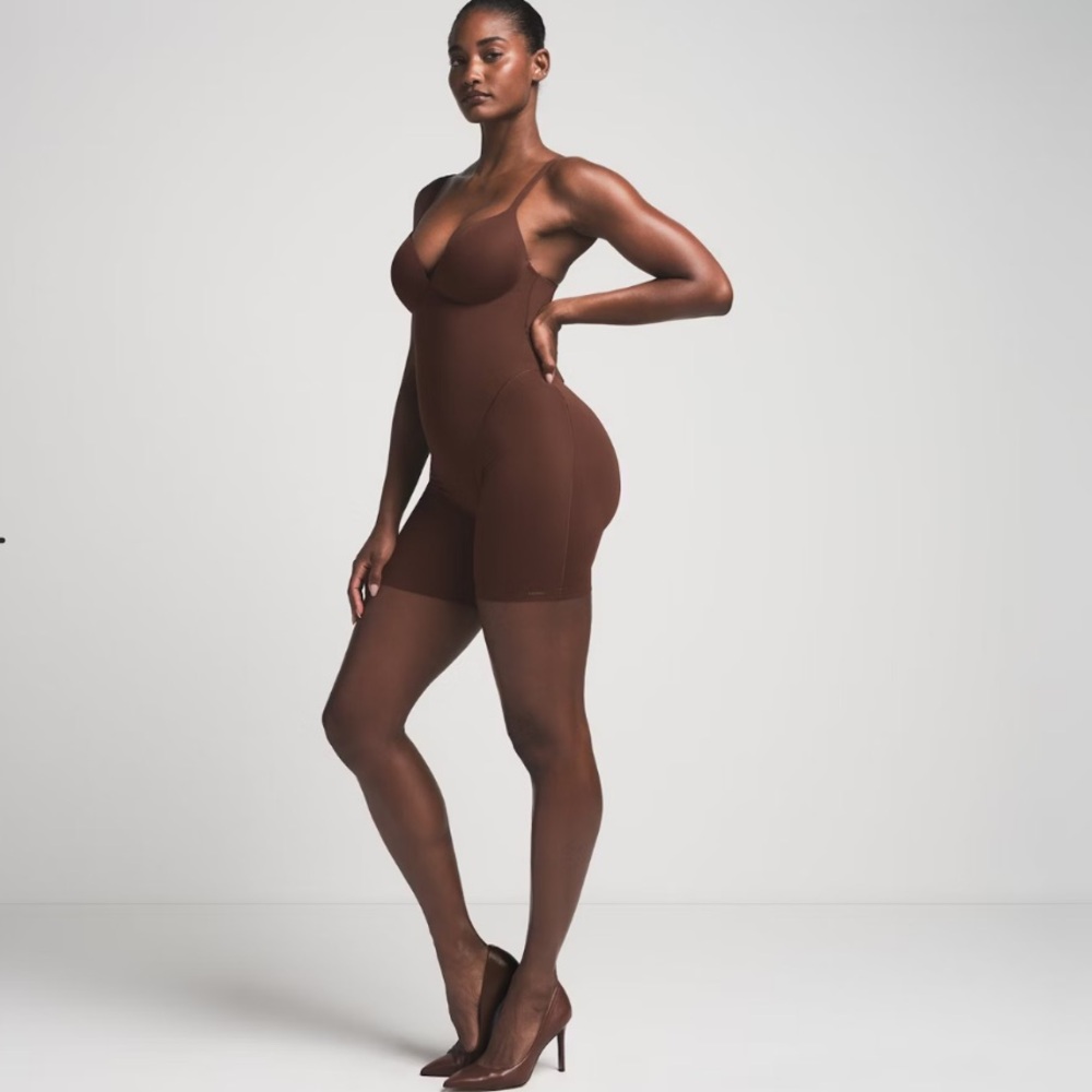 SKIMS Ultimate Push Up Butt Enhancing Padded Mid Thigh Bodysuit 
HTF COCOA MED